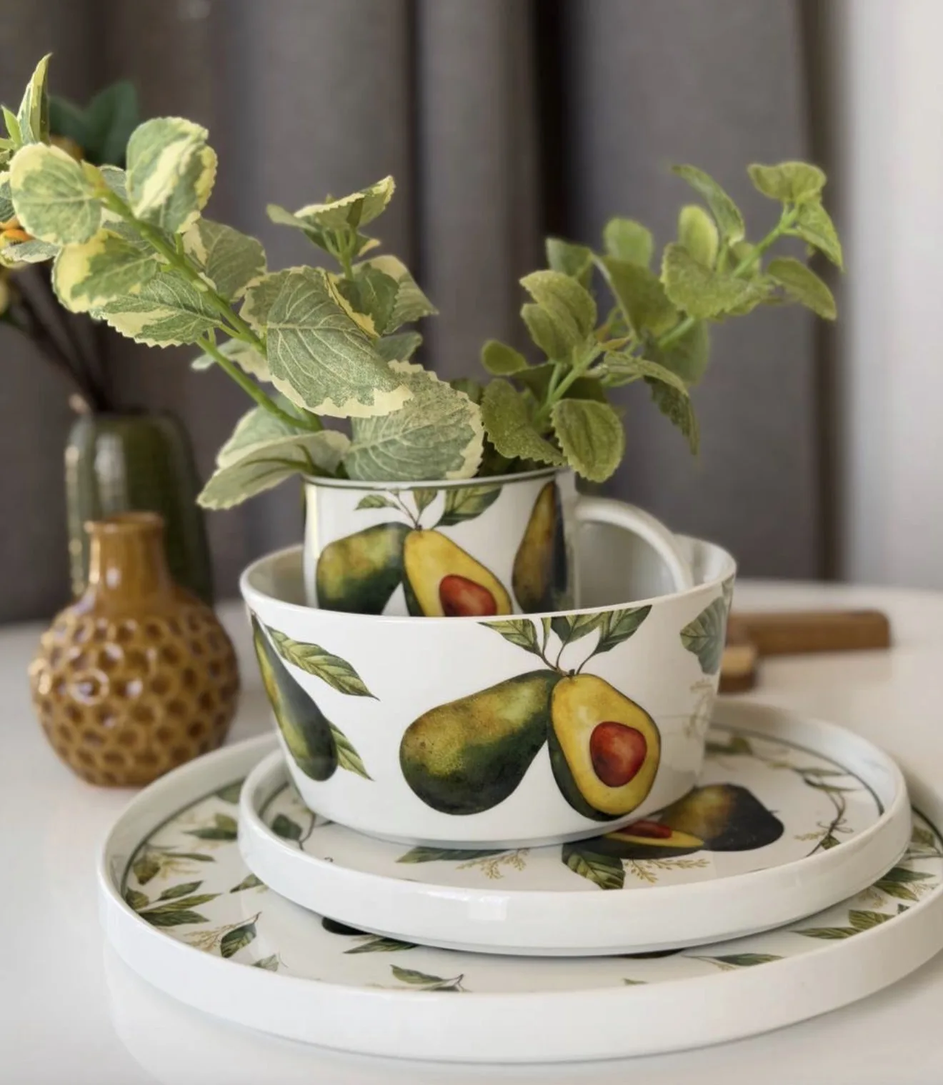Штучна рослина Dodo_Cup у чашці серед справжнього декору
